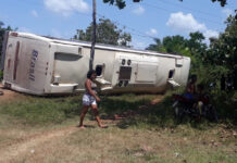 Ônibus tomba no povoado Santa Rita, entre São João Batista e Olinda Nova do MA