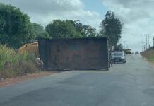 Caçamba tomba após desviar de buracos na MA-014, em Matinha