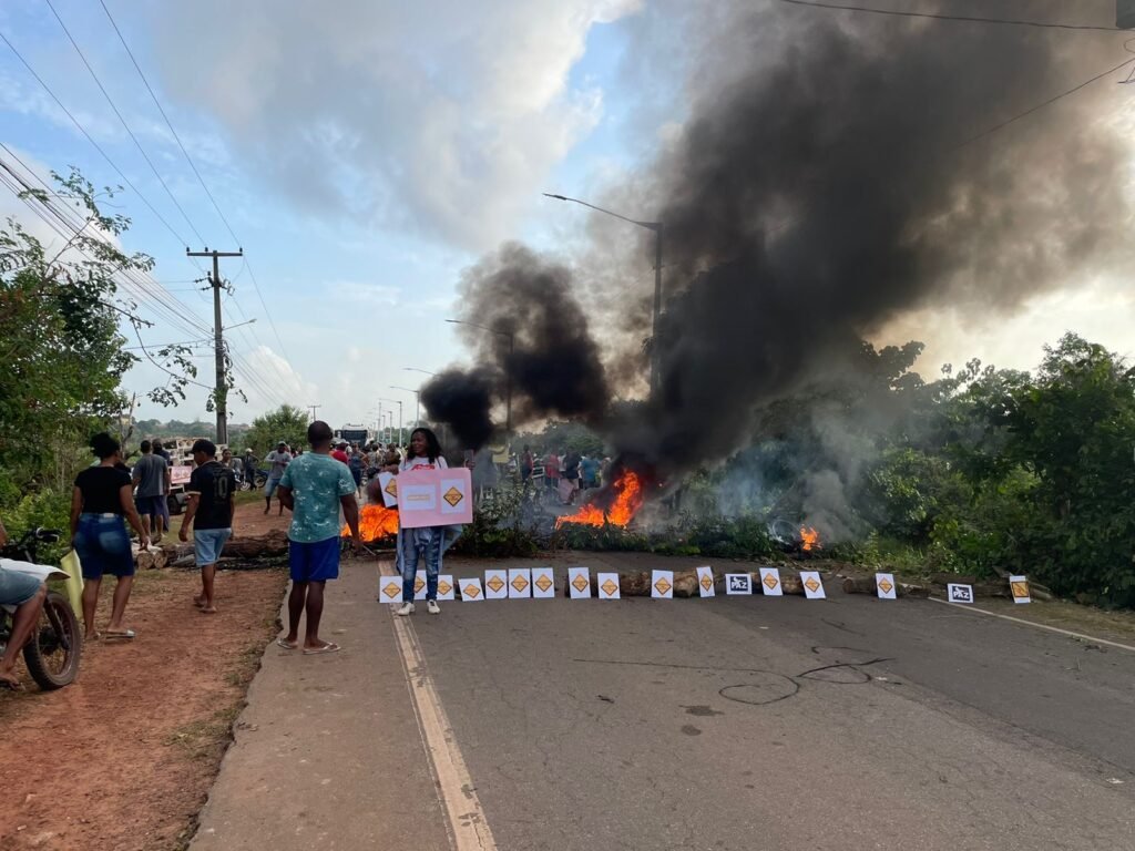 Moradores fecham MA-014 entre Olinda Nova e Matinha em protesto contra violência
