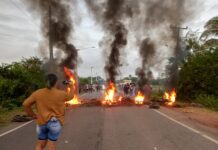 Moradores fecham MA-014 entre Olinda Nova e Matinha em protesto contra violência Moradores fecham MA-014 entre Olinda Nova e Matinha em protesto contra violência