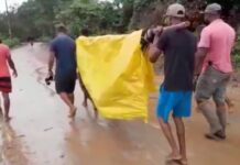VÍDEO: Idosa é levada em rede para receber atendimento médico, em São Vicente Ferrer
